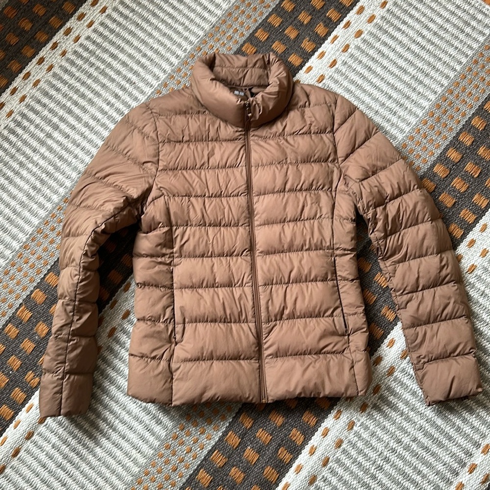 UNIQLO Gold / light Brown / Tan Packable down jacket Size SMALL w/ travel pouch